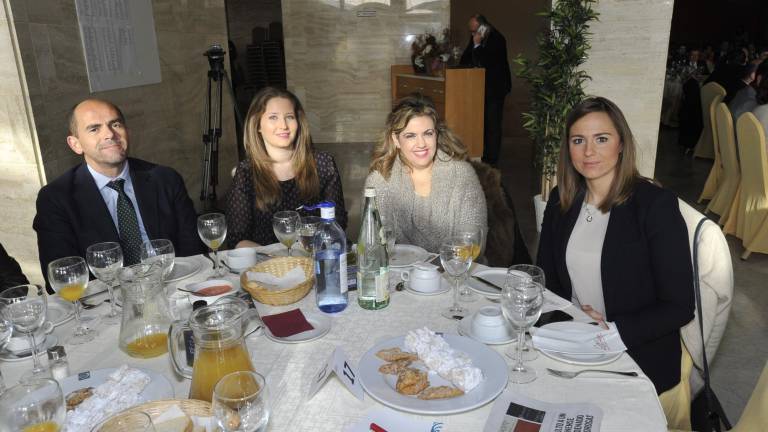 Los asistentes al acto Los asistentes al acto