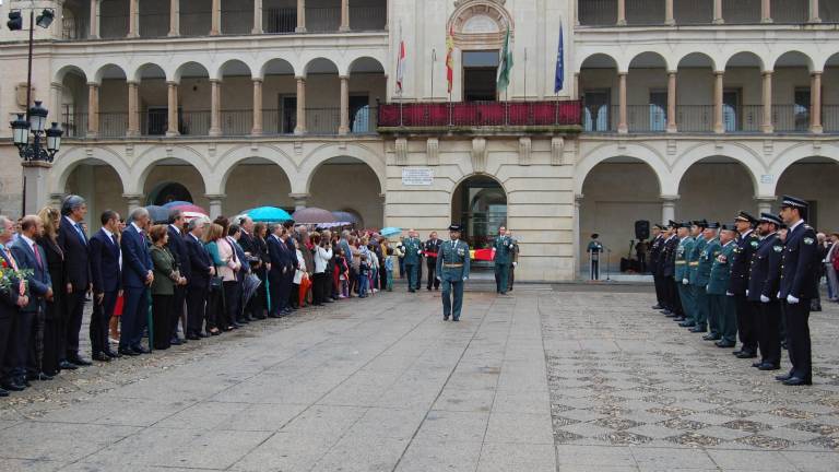 Un solemne y multitudinario homenaje a la Guardia Civil Un solemne y multitudinario homenaje a la Guardia Civil