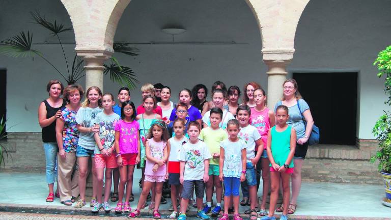 Escolares conocen el Palacio de los Niños de Don Gome