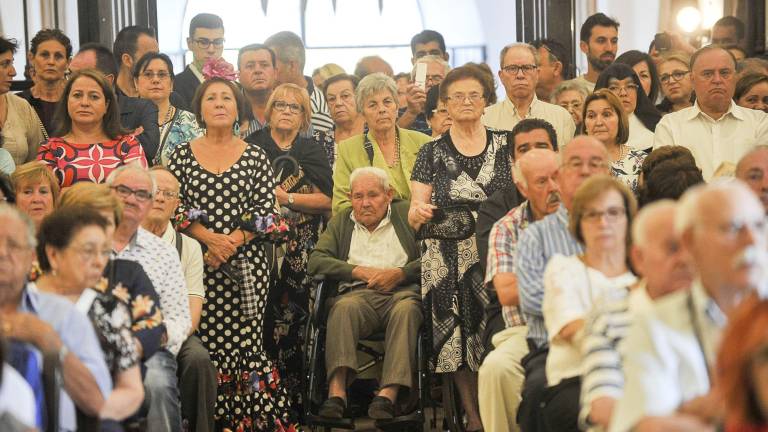La Reina del Olivar prefiere dar agua para sus aceitunas La Reina del Olivar prefiere dar agua para sus aceitunas