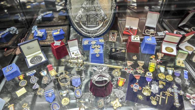 Vitrinas repletas de ofrendas Vitrinas repletas de ofrendas