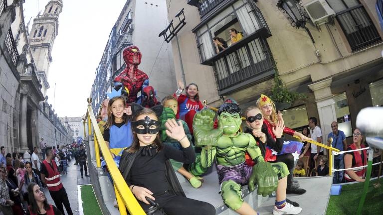 Batman, Superman, los minions y Gru para anunciar que la Feria acaba de empezar Batman, Superman, los minions y Gru para anunciar que la Feria acaba de empezar