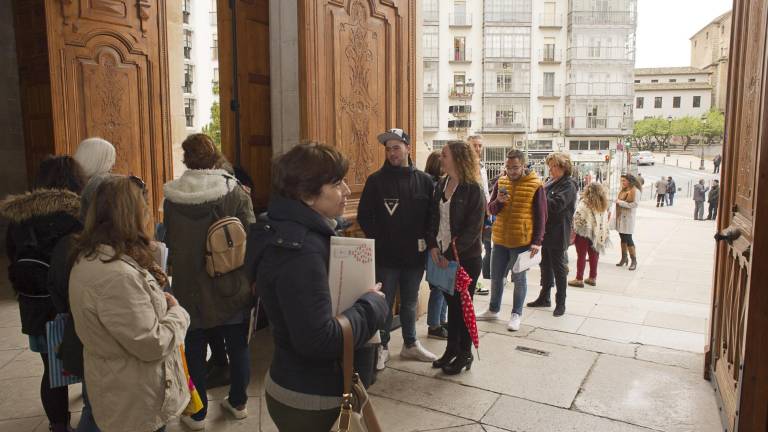 Largas colas de ilusión ante las bolsas de empleo público Largas colas de ilusión ante las bolsas de empleo público