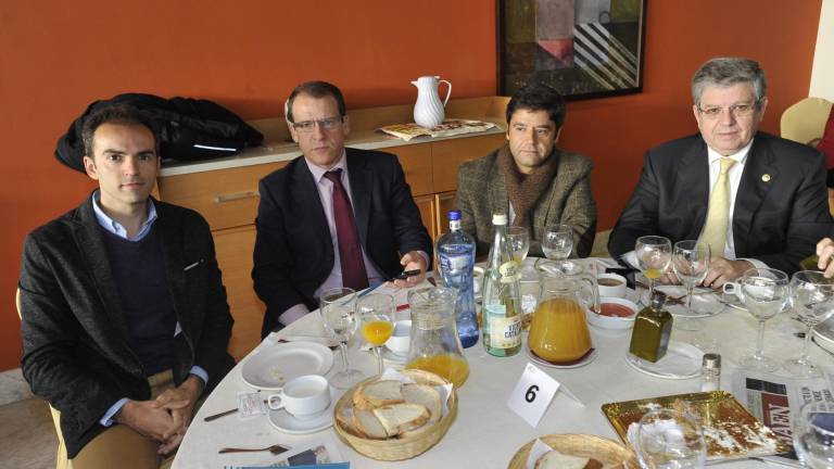 Los asistentes al acto Los asistentes al acto