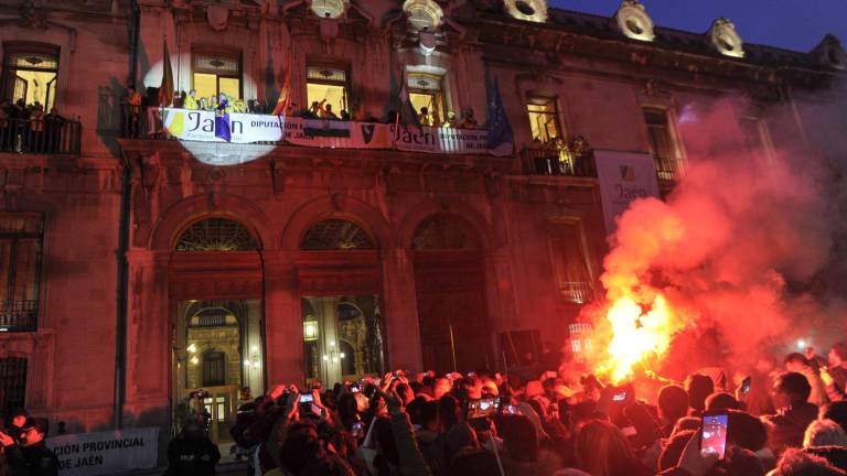 Cánticos, bengalas y mucha fiesta