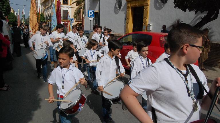 Fiesta con banderas y caballos