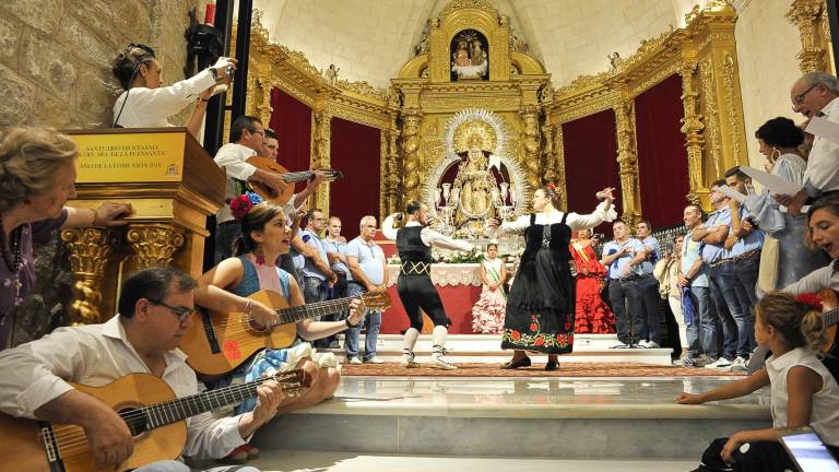 La Reina del Olivar prefiere dar agua para sus aceitunas La Reina del Olivar prefiere dar agua para sus aceitunas