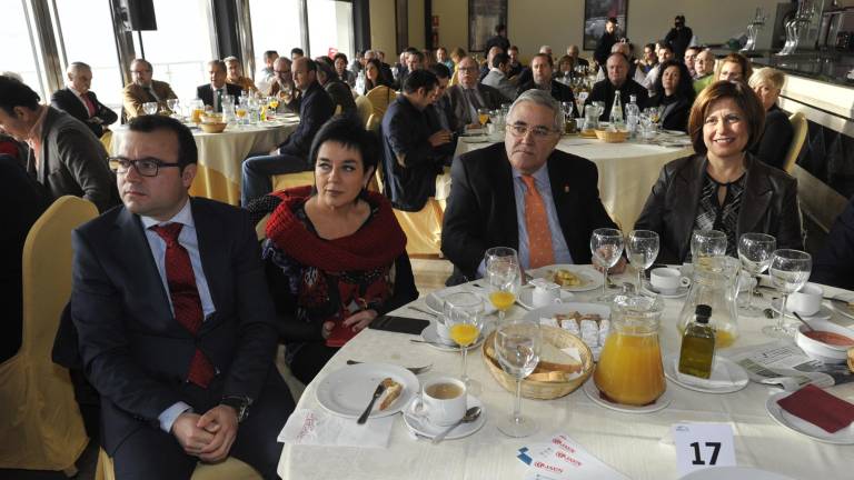 Los asistentes al acto Los asistentes al acto