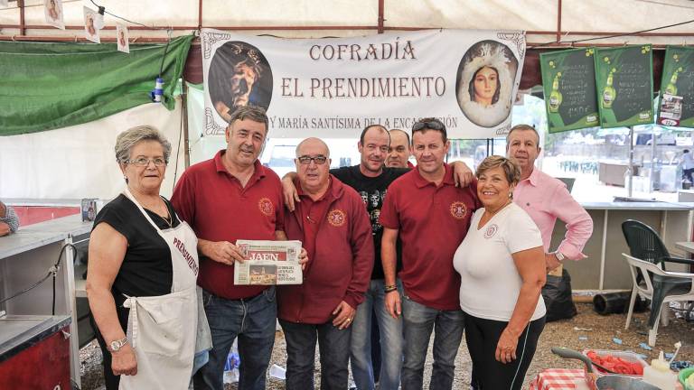 La Reina del Olivar prefiere dar agua para sus aceitunas La Reina del Olivar prefiere dar agua para sus aceitunas
