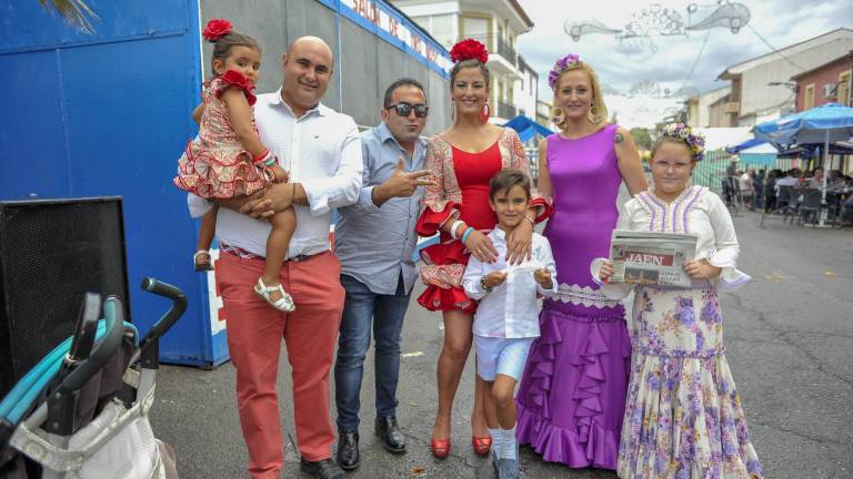 Con Paraguas también se disfruta el día grande de feria Con Paraguas también se disfruta el día grande de feria