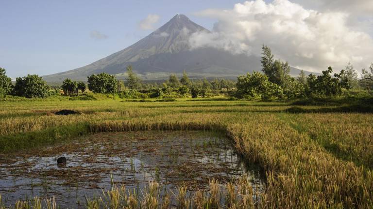 La vida a la sombra del volcán Mayon: amenaza y oportunidad La vida a la sombra del volcán Mayon: amenaza y oportunidad