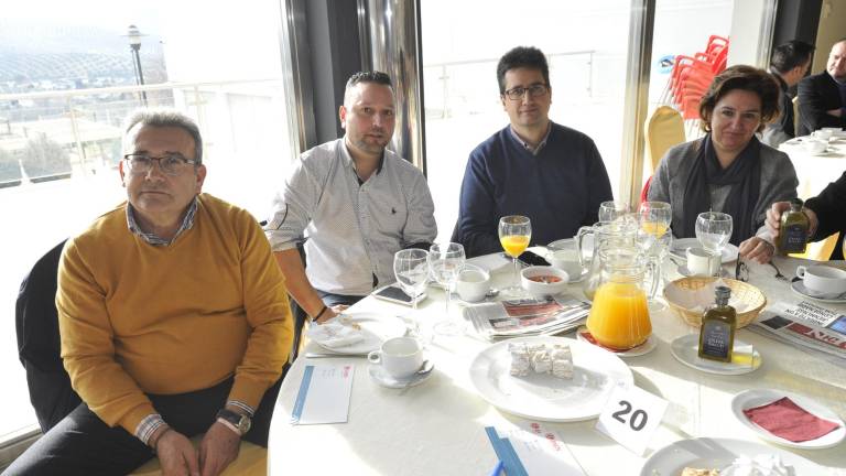 Los asistentes al acto Los asistentes al acto