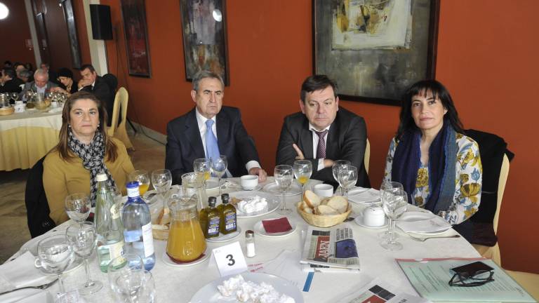 Los asistentes al acto Los asistentes al acto