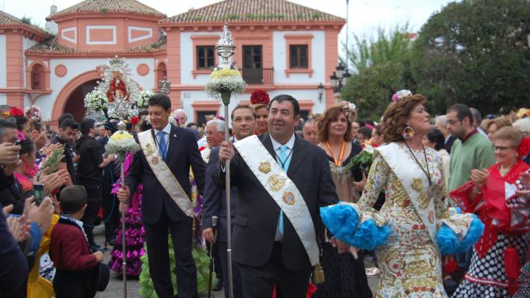 Un gran manto de flores para cubrir de amor a la Virgen de la Cabeza Un gran manto de flores para cubrir de amor a la Virgen de la Cabeza