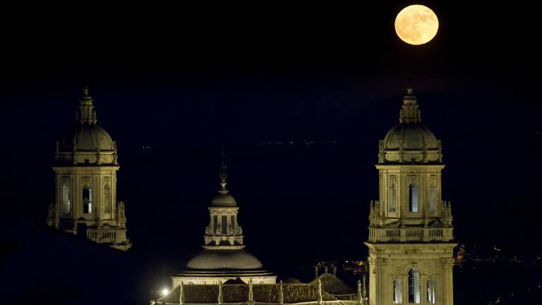 La expectación se desborda para capturar la superluna La expectación se desborda para capturar la superluna