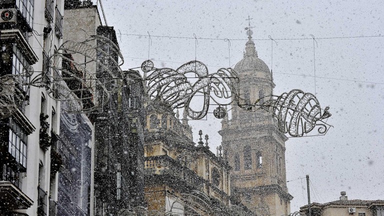 La nieve embellece nuestra Catedral