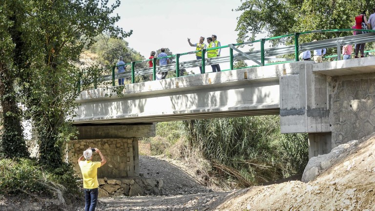 Castillo de Locubín estrena nuevo puente sobre el río