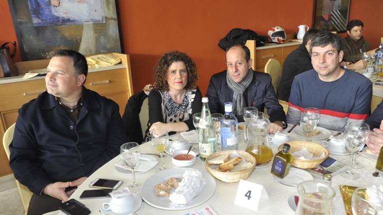 Los asistentes al acto Los asistentes al acto