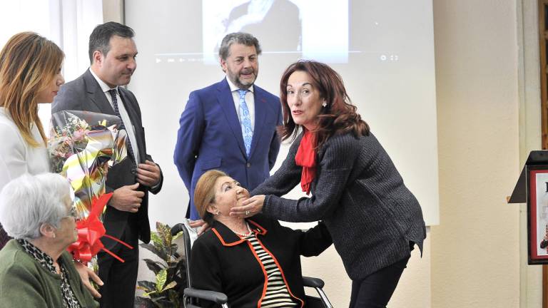“Con una simple mirada nos derrites con tu arte” “Con una simple mirada nos derrites con tu arte”