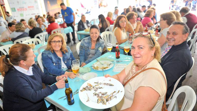 Un experto espetero en las fiestas de San Lucas Un experto espetero en las fiestas de San Lucas