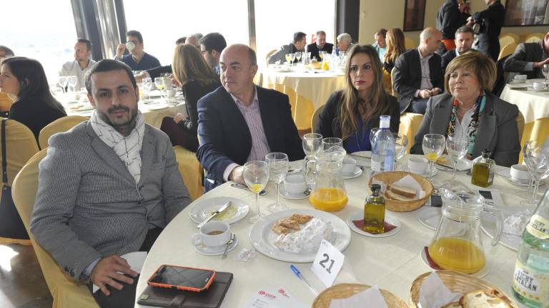 Los asistentes al acto Los asistentes al acto