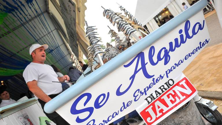 Un experto espetero en las fiestas de San Lucas