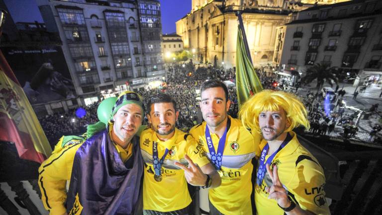 Cánticos, bengalas y mucha fiesta Cánticos, bengalas y mucha fiesta