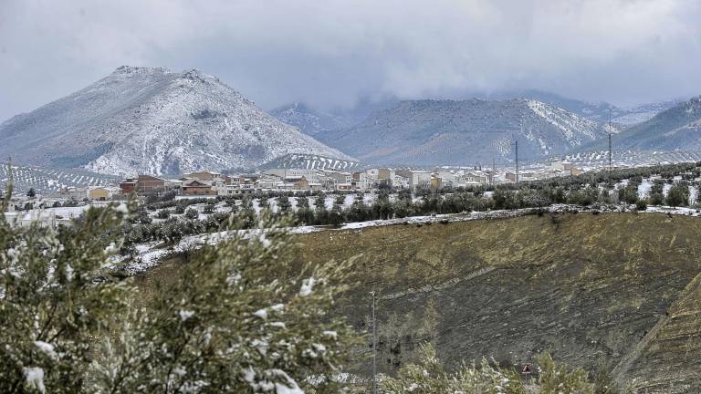 La nieve obliga a circular con cadenas en diez vías La nieve obliga a circular con cadenas en diez vías