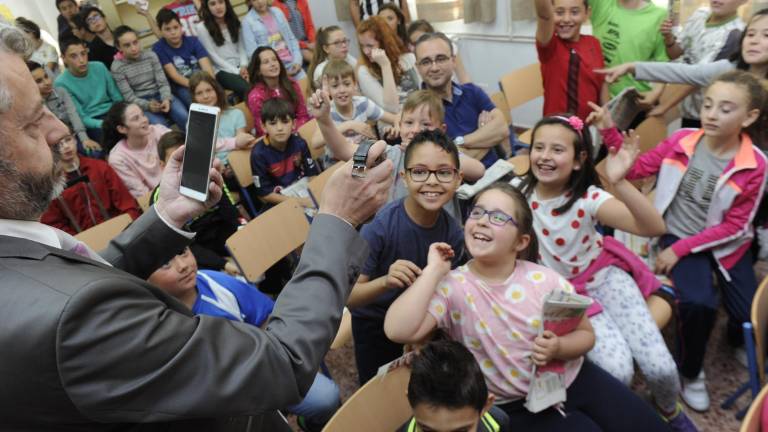Escolares de Chilluévar disfrutan con una clase de periodismo Escolares de Chilluévar disfrutan con una clase de periodismo