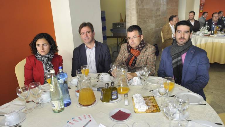 Los asistentes al acto Los asistentes al acto