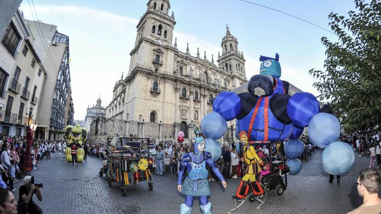 Batman, Superman, los minions y Gru para anunciar que la Feria acaba de empezar