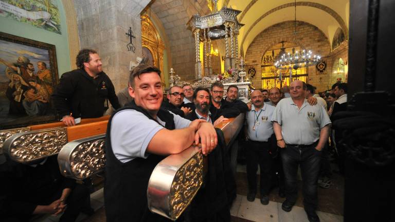 Los anderos cargan en sus hombros la fe de un pueblo Los anderos cargan en sus hombros la fe de un pueblo