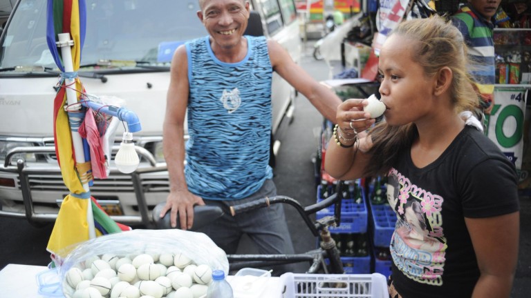 El feto de pato cocido es todo un manjar en las Filipinas
