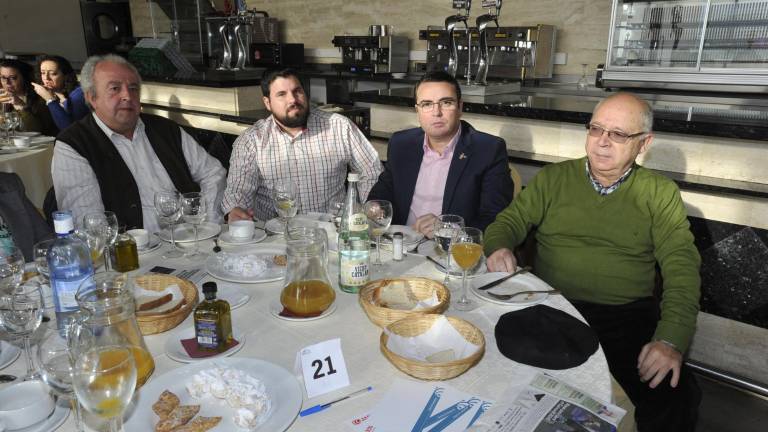 Los asistentes al acto Los asistentes al acto