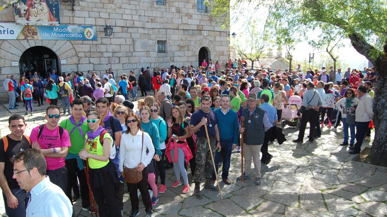 Miles de romeros visitan el cerro