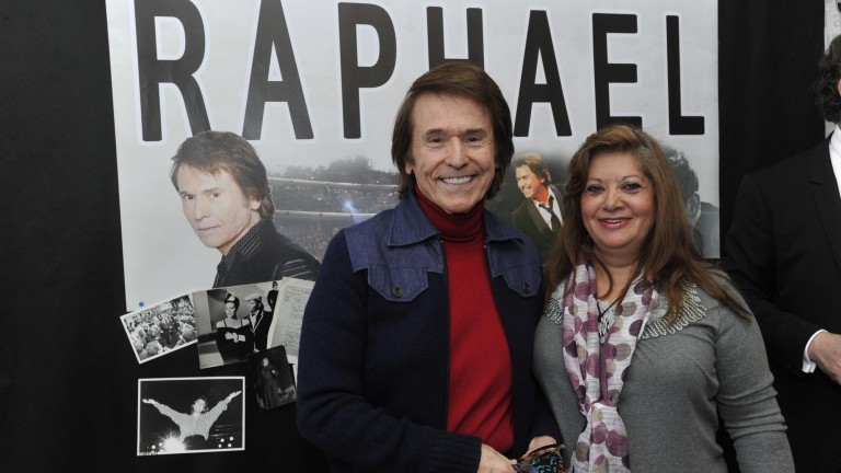 Raphael se emociona con una fotografía de sus inicios con su madre