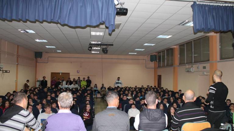 Prisioneros previenen del riesgo a estudiantes Prisioneros previenen del riesgo a estudiantes