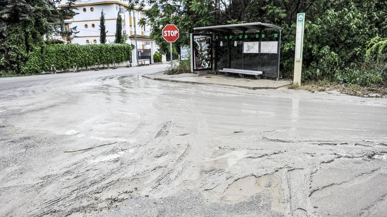 Un chaparrón que anega las calles Un chaparrón que anega las calles