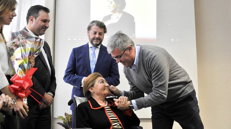 “Con una simple mirada nos derrites con tu arte” “Con una simple mirada nos derrites con tu arte”