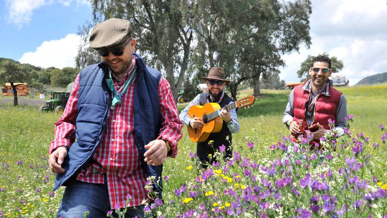 Un sendero de alegría entre jaras y romero hacia La Morenita Un sendero de alegría entre jaras y romero hacia La Morenita