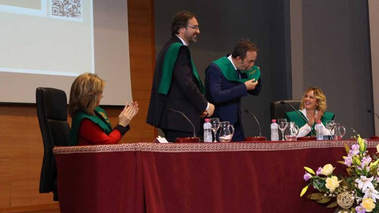 Un colegial de honor muy jovial Un colegial de honor muy jovial