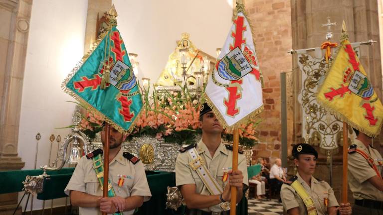 Flores para la patrona y honores para los “soldaos”