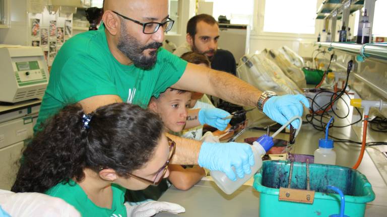 Una quincena de menores con discapacidad realiza un taller de microbiología con la UJA