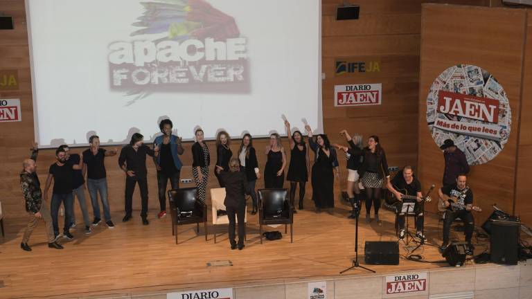 Una tribu de amigos a coro para la inolvidable Sobrevivir Una tribu de amigos a coro para la inolvidable Sobrevivir