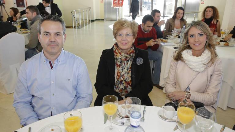 Los asistentes al acto Los asistentes al acto