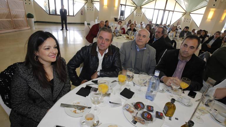 Los asistentes al acto Los asistentes al acto