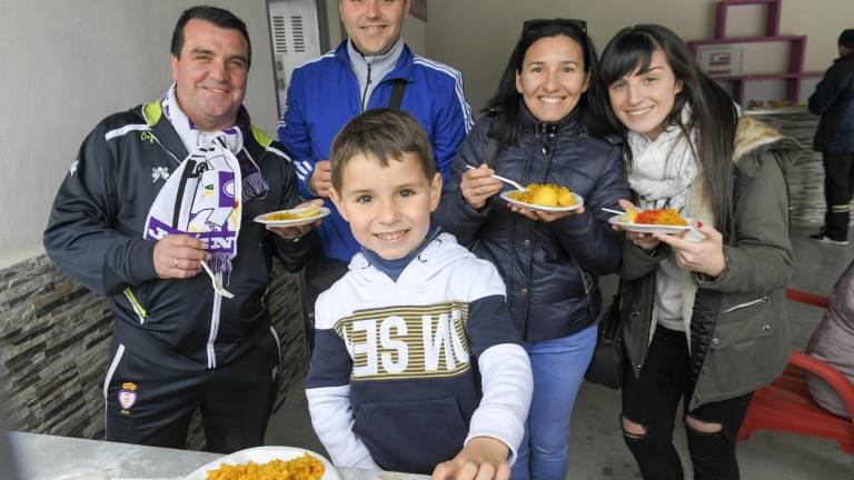 Paella, amigos, buena música y una gran pasión por el Real Jaén Paella, amigos, buena música y una gran pasión por el Real Jaén
