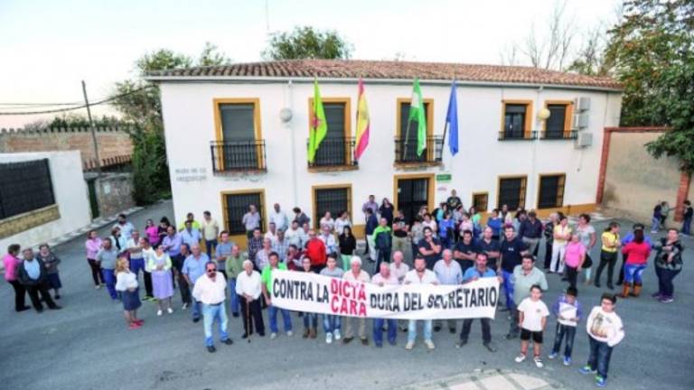 Un 21% de los espeluseños protesta contra el secretario