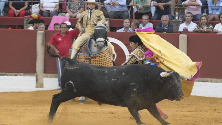 Alberto Lamelas va “a la guerra” con un encastado toro de Murteira Alberto Lamelas va “a la guerra” con un encastado toro de Murteira