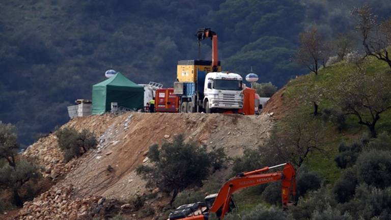 Encuentran restos biológicos en el pozo donde se busca a Julen Encuentran restos biológicos en el pozo donde se busca a Julen